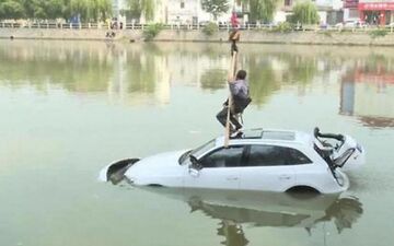 بی‌احتیاطی راننده منجر به غرق شدن خانواده‌اش شد