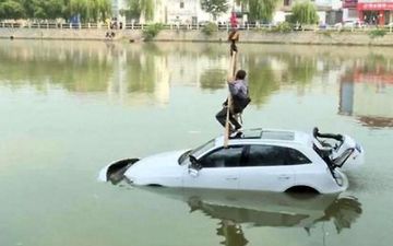 بی‌احتیاطی راننده منجر به غرق شدن خانواده‌اش شد