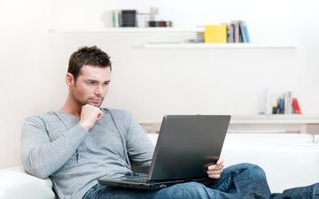 هرگز لپ تاپ را روی پاهایتان قرار ندهید