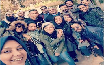 سلفی بهنوش بختیاری و دیگر هنرمندان در پشت صحنه فیلم «با تو می مانم» (عکس)