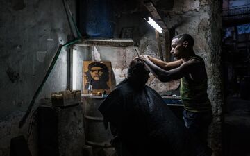  عکس منتخب نشنال جئوگرافیک | آرایشگاه خانگی
