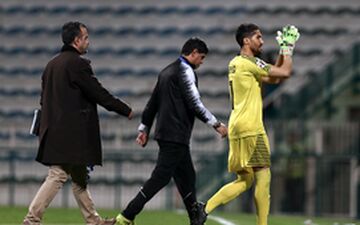 گلر استقلال مورد حمله پرسپولیسی ها قرار گرفت
