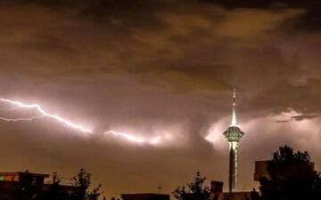 مصدومیت 6 زن و مرد تهرانی در طوفان شب گذشته