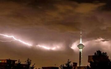 مصدومیت 6 زن و مرد تهرانی در طوفان شب گذشته