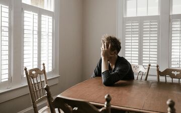 افسردگی فقط یک بیماری روحی نیست: کشف تکان‌دهنده پیوند مستقیم با دیابت و سکته!