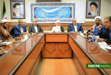 دیدار استاندار کرمانشاه و اعضای شورای اداری با نماینده ولی فقیه در استان