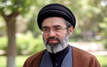 رهبر معظم انقلاب: خمینی کبیر و خامنه‌ای شهید آمادگی ملت را احیا کردند 