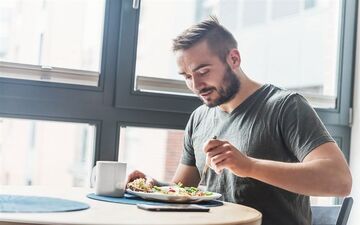 به این شکل غذا خوردن شما را افسرده خواهد کرد