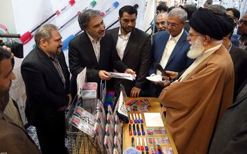 بازدید دو و نیم ساعته رهبر انقلاب اسلامی از نمایشگاه کالای ایرانی