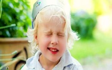 چرا تیک عصبی می‌گیریم؟ | چگونه با تیک زندگی کنیم؟



