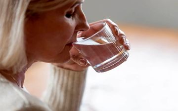 چه کسانی نباید هنگام غذا خوردن، آب بنوشند؟ 