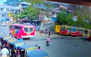 عبور یک اتوبوس از روی موتورسوار نگون بخت + فیلم